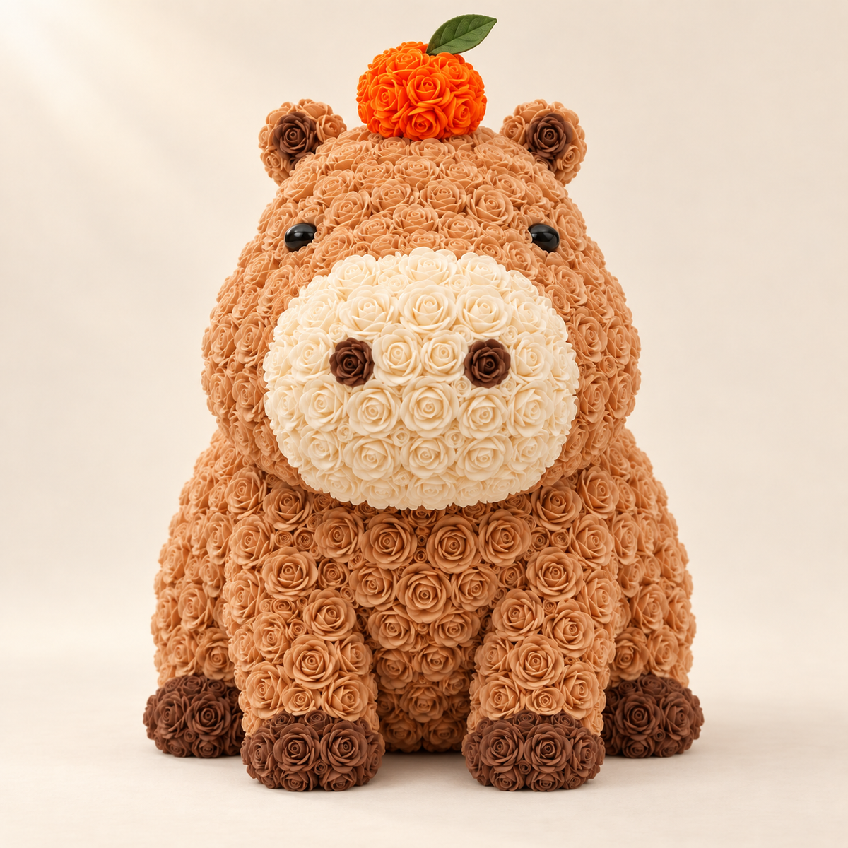 Rosen-Capybara mit Mandarine – Dekofigur in Karamell