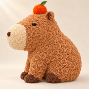 Rosen-Capybara mit Mandarine – Dekofigur in Karamell