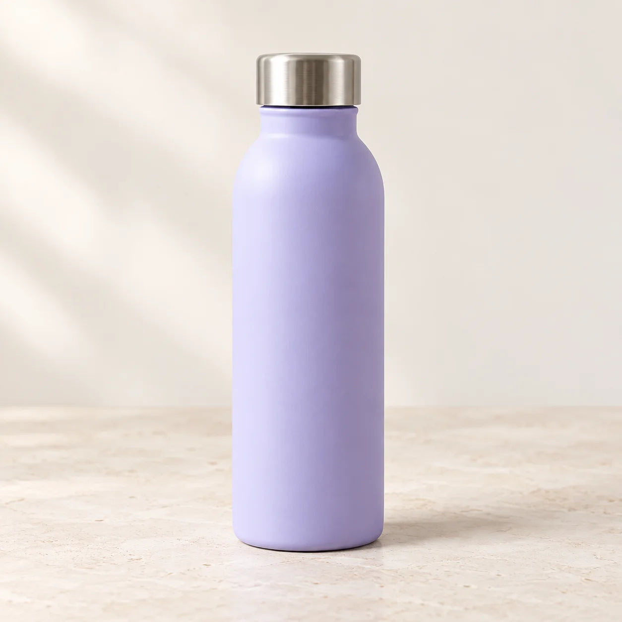 Pastell-lilafarbene Trinkflasche